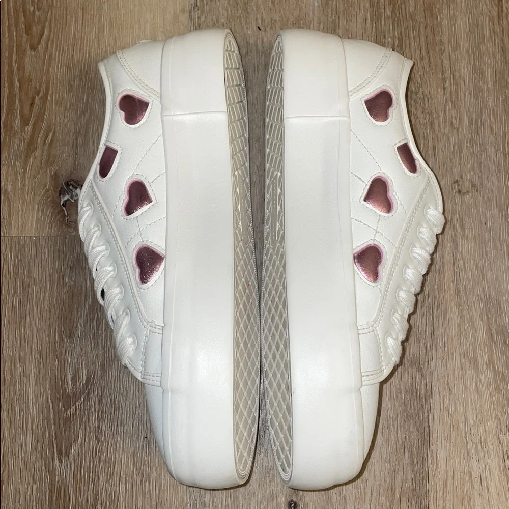Sincerely‎ Jules White Sneakers with metallic Pink Heart Details. Size 9.